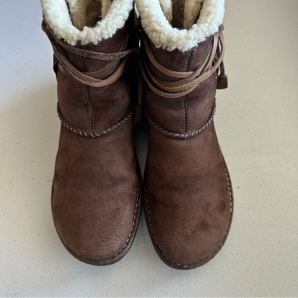 UGG Cove Brown Leather Winter Ankle Boots Womens Wraparound Lace - Picture 9 of 12